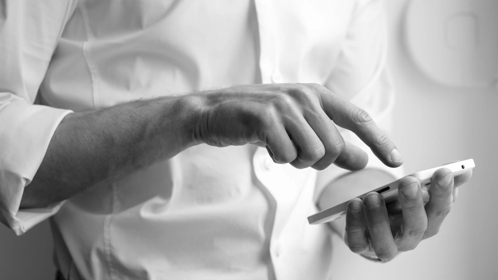 Una persona escribe un mensaje en su teléfono.