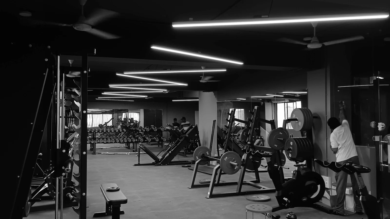 Interior de un gimnasio con máquinas y equipo de ejercicio.
